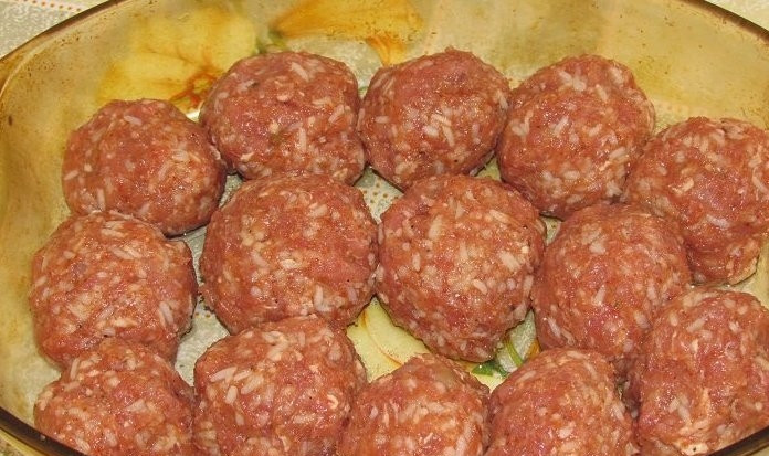 1. Этап. Тефтели с подливой в духовке: Из приготовленного фарша лепим небольшие тефтели и выкладываем в форму для запекания.