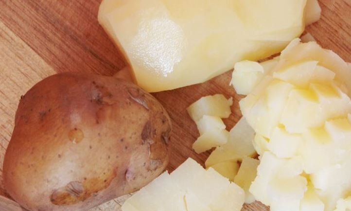 1. Этап. Салат с говяжьим языком и огурцами: В кастрюлю налейте воду, посолите ее и доведите на плите до кипения. Затем вымойте клубни картофели и положите вариться. Отваривайте картофель в мундире до полной готовности. После этого остудите его, очистите и нарежьте кубиками.