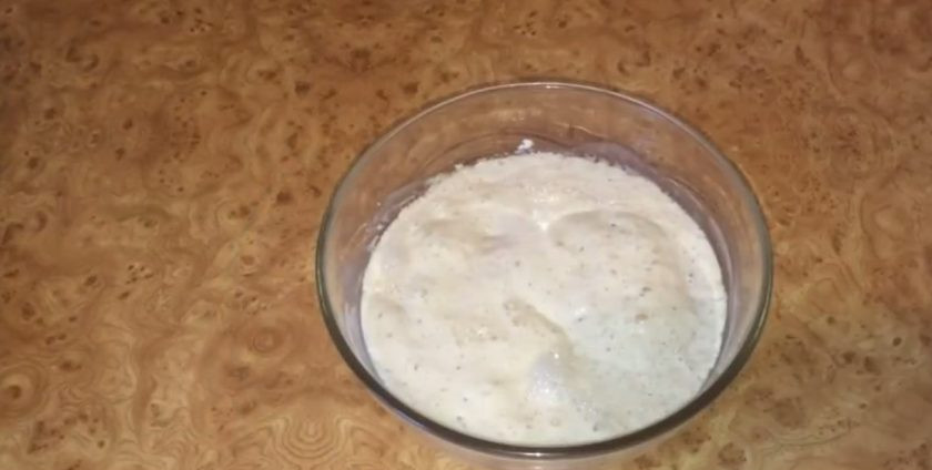 1. Этап. Пшеничный калач Солнышко: 1. Приготовьте закваску: воду смешайте с закваской-стартером, хорошо перемешайте. Добавьте муку и снова хорошо перемешайте. Накройте пленкой и оставьте при комнатной температуре на 8 часов.