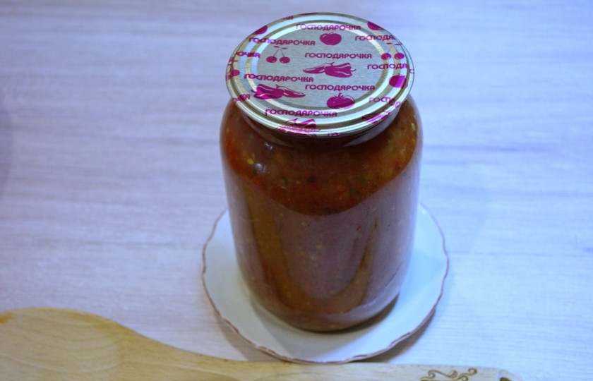 1. Этап. Аджика грузинская острая: Поставьте аджику на огонь. Варите её 30 минут. В конце варки добавьте соль, сахар, уксус, специи, указанные выше, и выдавите через пресс чеснок. Аджика уварится. Станет более густой. Простерилизуйте банки, разложите аджику по банкам. Закатайте их.