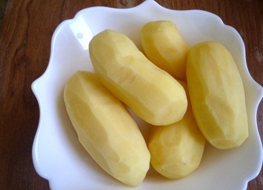 1. Этап. Минтай тушеный: Чистим картофель