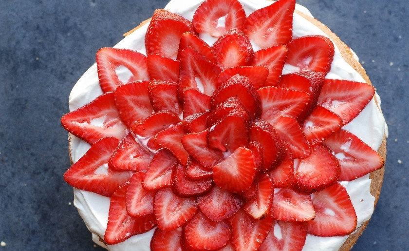 1. Этап. Сыроедческий торт: 4. Ну вот, собственно, и все! Охладите тортик немного — и подавайте к столу! Приятного аппетита!