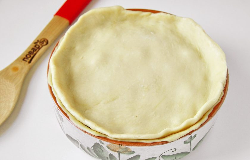 1. Этап. Мясной пай: Меньшую часть теста раскатайте аналогичным образом и накройте им начинку сверху.