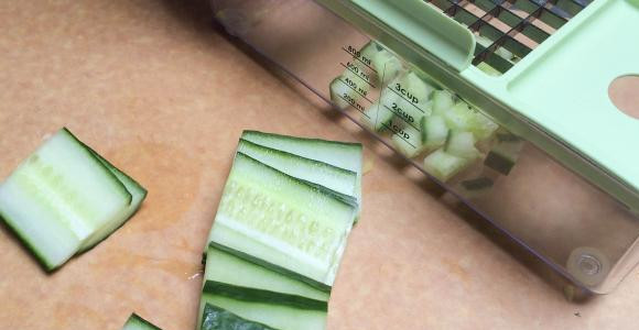 1. Этап. Сальса с манго: Огурец порезать на мелкие кубики.