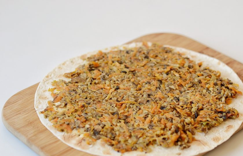 1. Этап. Постные начинки для лаваша: Равномерно нанесите начинку на лаваш тонким слоем.