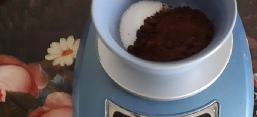 1. Этап. Мраморный кекс: Взвешиваем 15 г какао-порошка и 15 г сахара.