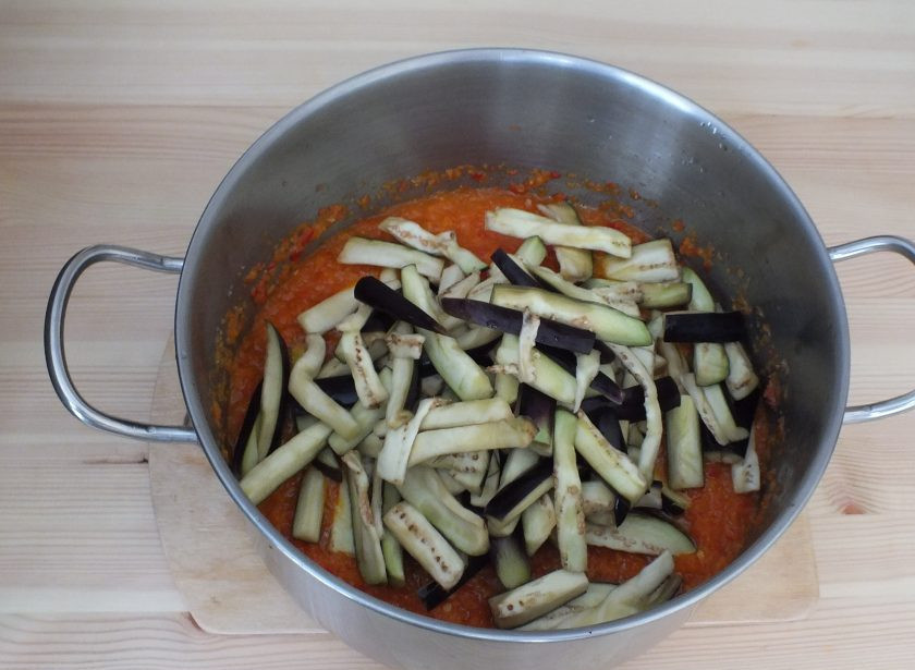 1. Этап. Острый салат на зиму: По истечении времени, добавьте баклажаны в кастрюлю (вынимая из рассола, тщательно отожмите). Перемешайте и варите на среднем огне после закипания 20 минут, помешивая.