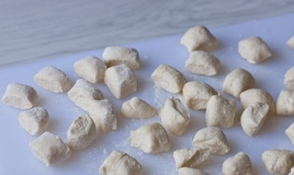 1. Этап. Вкусные ленивые вареники: Теперь из теста сделайте 4 колбаски, каждую из которых нарежьте на маленькие кусочки.