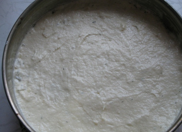 1. Этап. Картофельный пирог с луком: 7. Заливаем оставшимся тестом, отправляем в разогретый до 160 градусов духовой шкаф на полчаса, после чего разогреваем духовку до 180 градусов и выдерживаем еще двадцать минут.