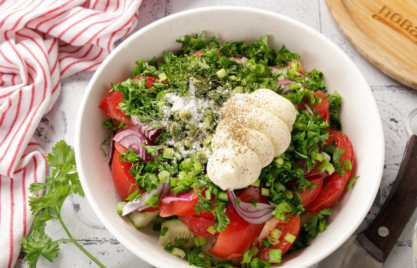 1. Этап. Салат с огурцами, помидорами и майонезом: Добавьте майонез, соль и молотый перец по вкусу.