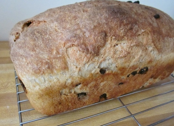 1. Этап. Хлеб с изюмом и корицей: 10. Выложите хлеб-рулет на решетку и дайте ему постоять некоторое время.