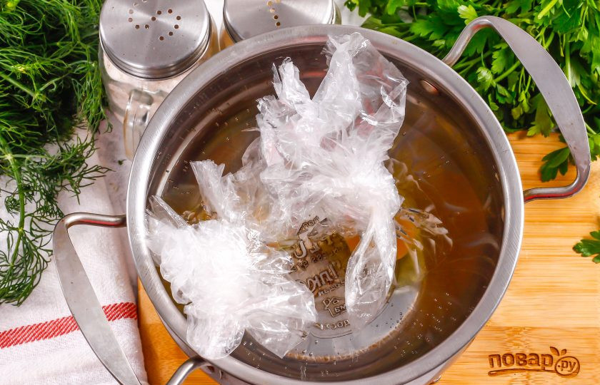 1. Этап. Салат с тунцом и яйцом пашот: Вскипятите воду в кастрюле и опустите в нее кулечки с яйцами. Отварите в течение 1 минуты.