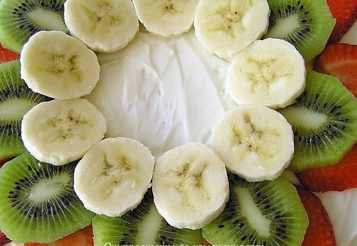 1. Этап. Фруктовая а-ля пицца: Затем выложите нарезанное кружочками киви, следом кружочки банана (следите за тем, чтобы толщина фруктов была одинаковой).