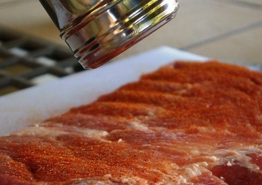 1. Этап. Копченые ребра: 2. Посолите, натрите специями по вкусу и оставьте на 2-4 часа, чтобы мясо хорошенько пропиталось вкусом и ароматом.