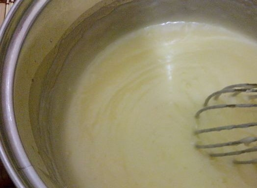 1. Этап. Заварной крем без масла: Поставьте молочную массу на огонь. Варите её 7-10 минут на медленном огне, постоянно помешивая.