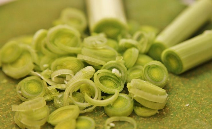 1. Этап. Луковый суп с курицей: Тоже самое делаем с зеленой частью.