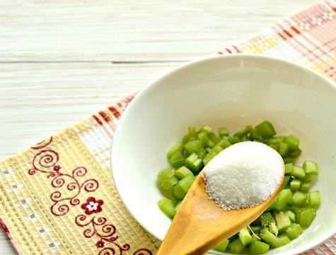 1. Этап. Выпечка с ревенем из слоеного теста: 3. Добавьте сахар. Можно также всыпать щепотку ванильного сахара для более интенсивного аромата начинки. Перемешайте.