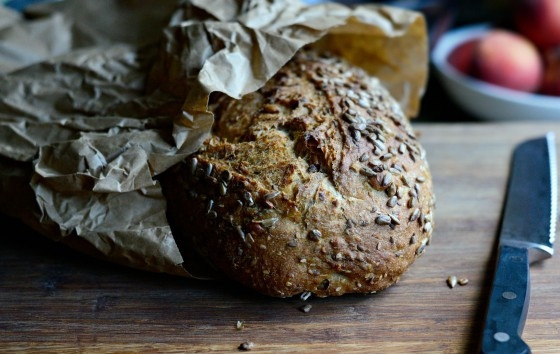 1. Этап. Тосты с маринованными помидорами: 7. Ломтики хлеба натрите чесноком, а потом приготовьте в тостере.