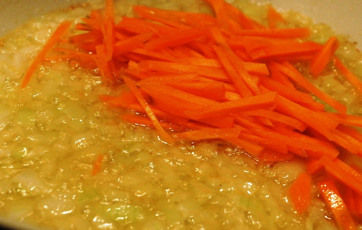 1. Этап. Суп из свежих подберезовиков: Тем временем слегка обжарьте лук с морковью.