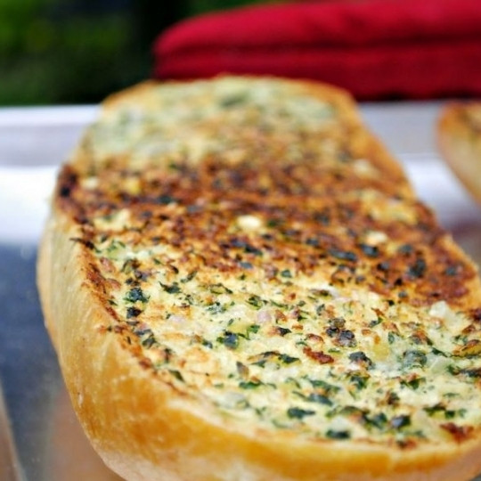 1. Этап. Чесночно-сырные гренки: Ставим в духовку и выпекаем при 200 градусах, пока гренки не покроются красивой хрустящей корочкой. Подавать лучше немедленно, в горячем виде. Приятного! :)