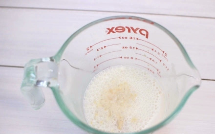 1. Этап. Булочки с начинкой: 2. Влейте теплое (но не горячее!) молоко. Оставьте его минут на 5-10.