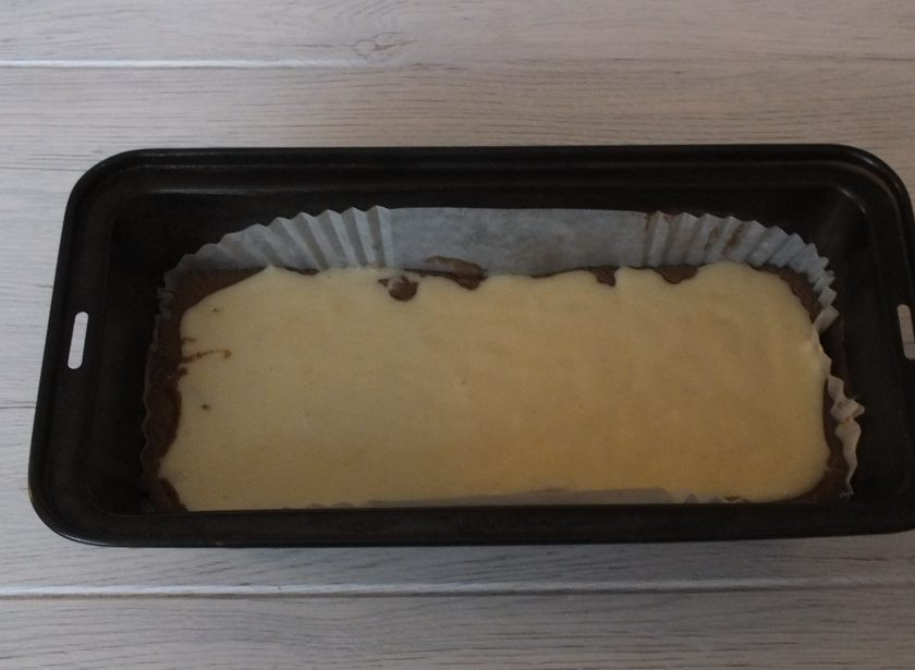 1. Этап. Кекс с яблочным пюре: Выложите остатки теста. Поставьте кекс выпекаться в разогретую духовку до 180 градусов на 40-45 минут.