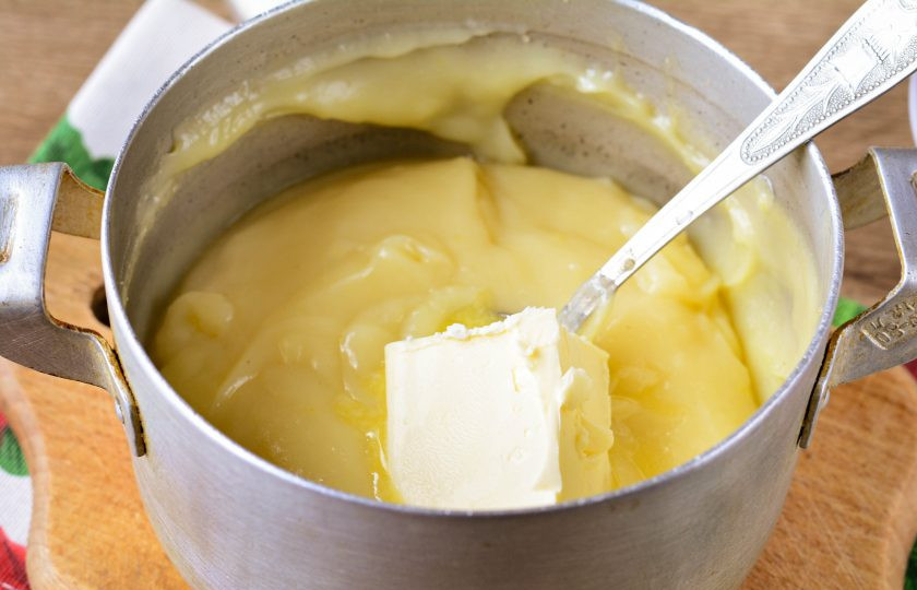 1. Этап. Торт Наполеон советский: Добавьте в крем мягкое сливочное масло, перемешайте или взбейте крем миксером. Крем готов.