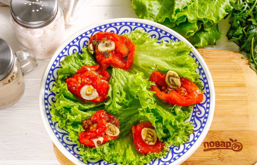 1. Этап. Салат с вялеными помидорами и рукколой: На салат выложите вяленые помидоры. Их можно приобрести в любом супермаркете, а можно приготовить и в домашних условиях в летнее время из свежих помидоров.