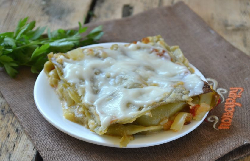 1. Этап. Овощная лазанья: Овощная лазанья готова! Разрежьте на порционные кусочки. Украсьте мелко порубленной зеленью и подавайте к столу горячей. Приятного аппетита!