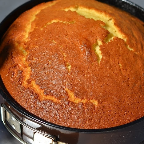 1. Этап. Бисквит Нежность: Готовый бисквит выглядит примерно следующим образом. Его необходимо остудить до комнатной температуры.