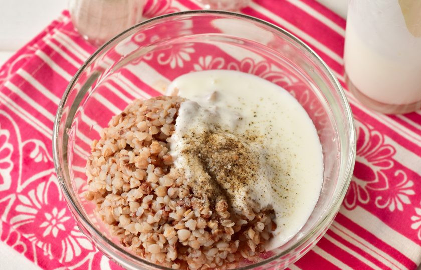 1. Этап. Гречневые котлеты на кефире: Добавьте соль и молотый перец.