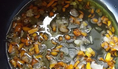 1. Этап. Кислые щи в мультиварке: Жарим лук с морковкой в сковороде на медленном огне до золотистого цвета (около 10-15 минут).