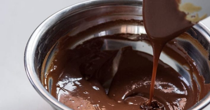 1. Этап. Сладкая шоколадная паста: 2. Добавьте к растопленному шоколаду «Тахини», сахарную пудру и какао, перемешайте хорошенько.