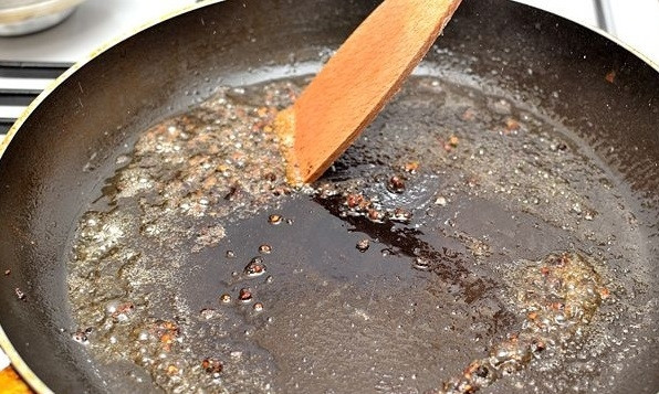 1. Этап. Перечный стейк: 5. Стейк выберите на тарелку и дайте ему отдохнуть. А в это время приготовьте соус. Влейте в сковороду (оставленную на огне после того, как вытащили мясо) виноградный уксус. Деревянной лопаточкой соскребите со дна остатки мяса и перец.