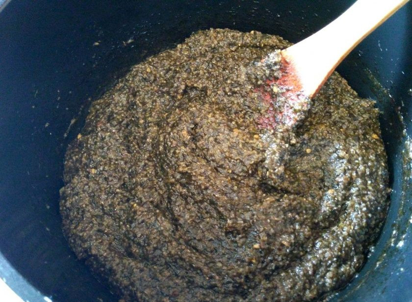 1. Этап. Постная икра из нори: Варите манную крупу до загустения (3-5 минут), помешивая деревянной ложкой или лопаткой. Снимите с плиты и дайте остыть.