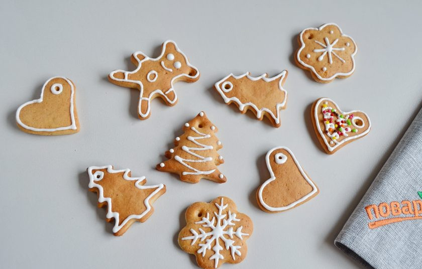 1. Этап. Печенье Елочные игрушки: Остывшее печенье разукрашивайте, как нравится!