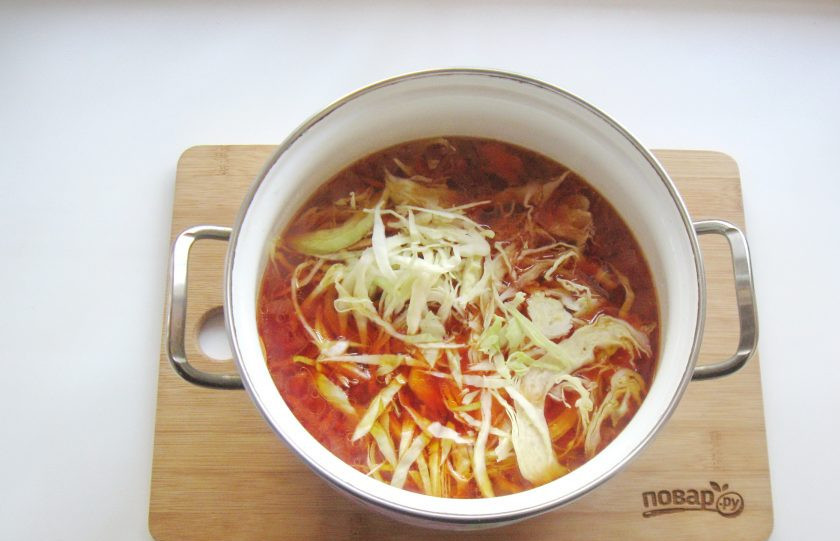 1. Этап. Борщ из индейки: Через 20 минут капусту нарежьте тонкой соломкой и добавьте в борщ.