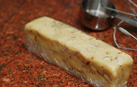 1. Этап. Миндальное песочное печенье: Уберите тесто в морозилку на 40 минут, а потом переложите в холодильник на 20.