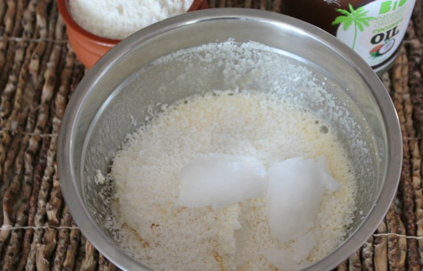 1. Этап. Печенье Шарики: Добавляем мягкое кокосовое масло. Кокосовое масло можно заменить сливочным.