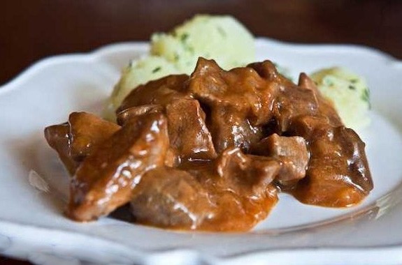 Говядина в соусе 1. Этап. Говядина в соусе: Очень вкусно с картофельным пюре, а также с любым другим гарниром.