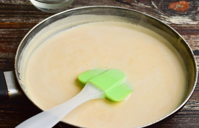 1. Этап. ПП сгущенка: Влейте молоко и хорошо все нагрейте. Комков в сгущенке быть не должно.