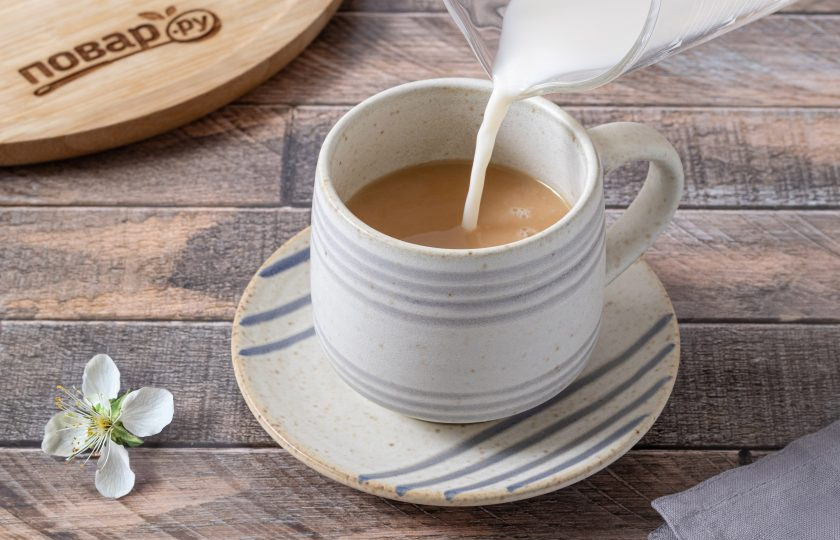 1. Этап. Чай с молоком и медом: Затем долейте теплое молоко.