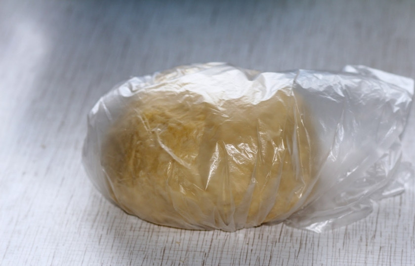 1. Этап. Вареники с квашеной капустой: Заворачиваем тесто в полиэтилен и оставляем на полчаса.