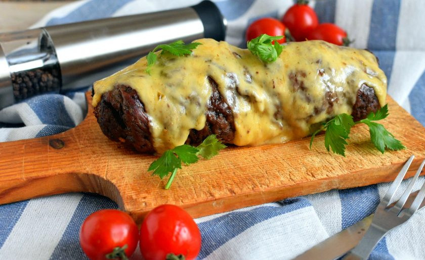 1. Этап. Рулет из говядины под сыром: Подавайте рулет горячим, пока он сочный, а сыр аппетитно тянется за ножом!