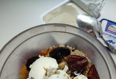 1. Этап. Творожный десерт с сухофруктами: Сложить все сухофрукты в чашу блендера или кухонного комбайна. Добавить орехи и творожный сыр. Всё тщательно пробить.