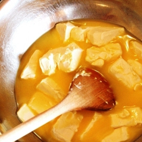 1. Этап. Торт Брауни: Затем на водяной бане необходимо растопить сливочное масло.