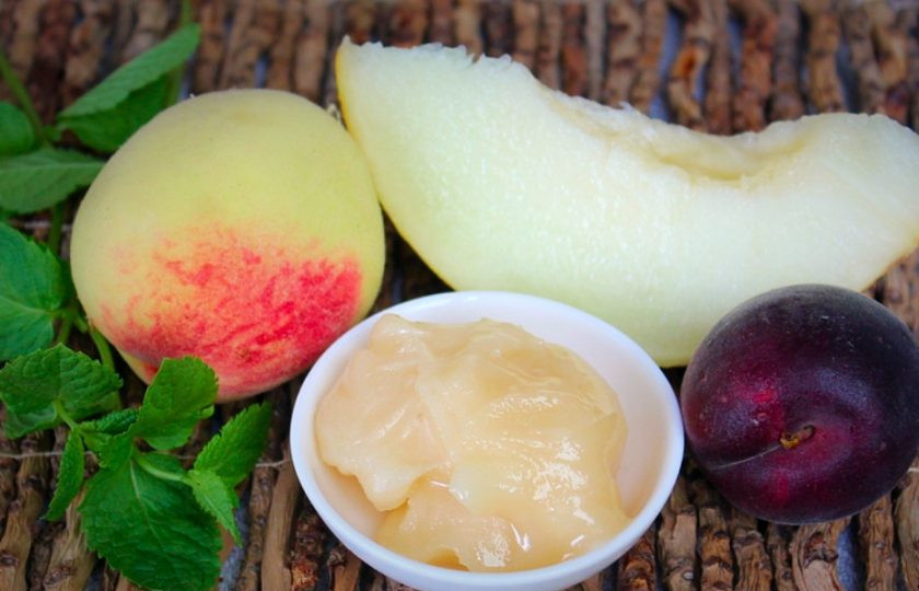 1. Этап. Фруктовый салат из дыни, персика и черного абрикоса: Подготовим ингредиенты.