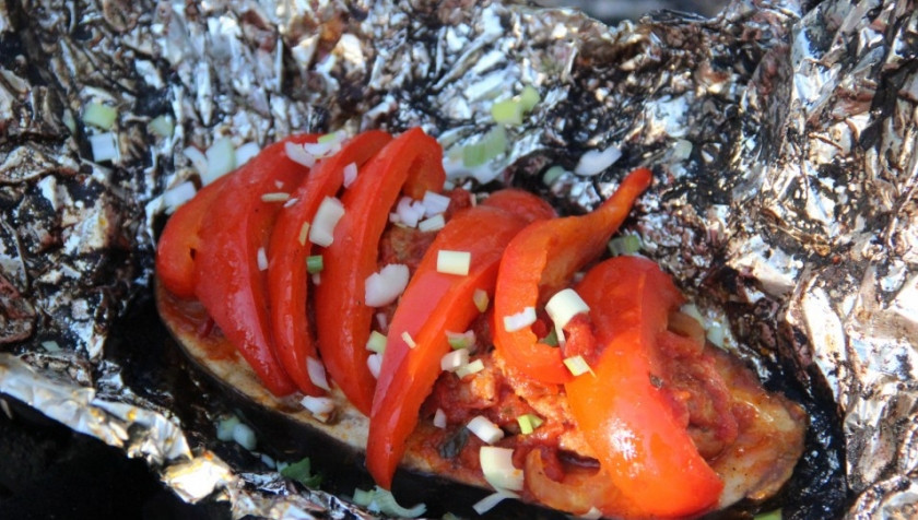 1. Этап. Баклажаны на решетке на костре: 4. А затем разворачиваем фольгу и подаем блюдо к столу!