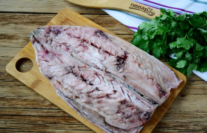 1. Этап. Запеченная скумбрия с орехово-сырной начинкой: Скумбрию полностью разморозьте при комнатной температуре, лучше не пользоваться микроволновкой или горячей водой. У рыбы отрежьте голову, удалите плавники. Разрежьте рыбку по брюшку, удалите все внутренности, хребет и кости. Промойте филе и обсушите его бумажными полотенцами.