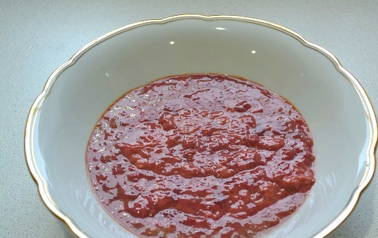 1. Этап. Закуска из печени: 2. Печень вместе с луком пропустите через мясорубку.